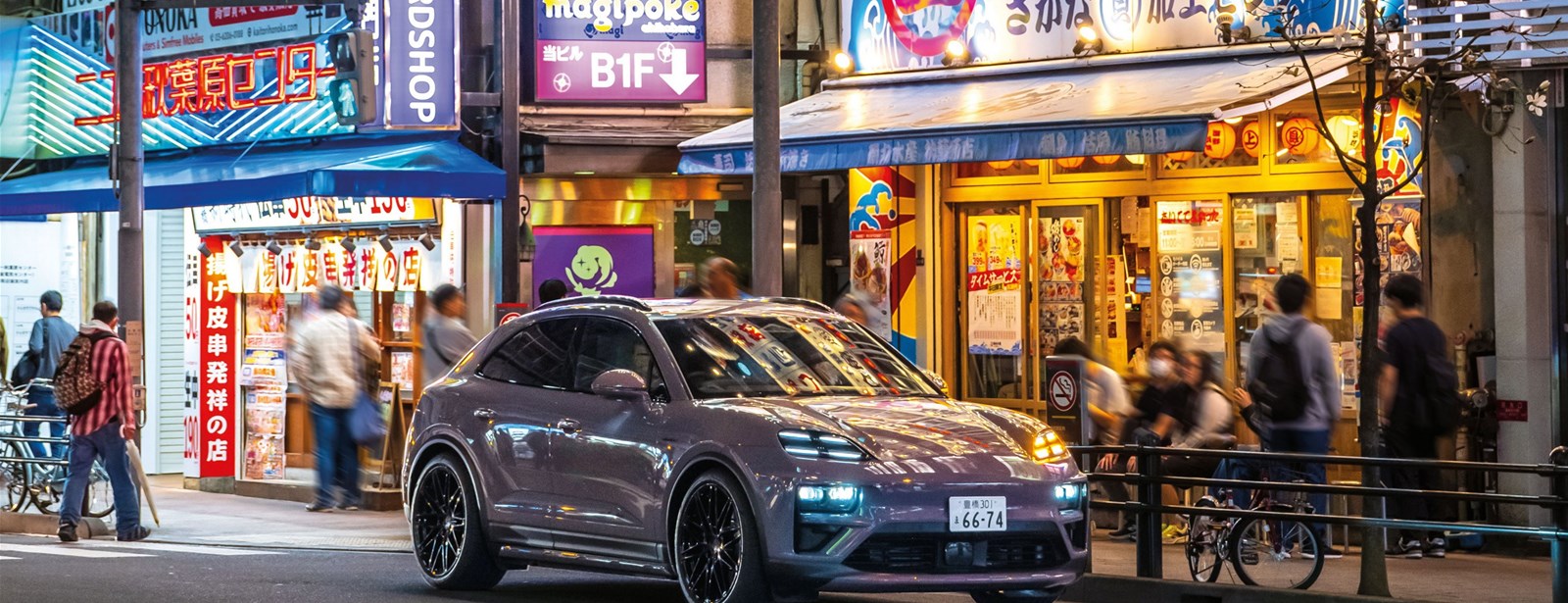 Een futuristische tour door Tokio in een Porsche 911 en Porsche Macan. 
